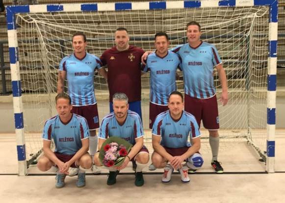Afbeelding met persoon, sport, voetbal, groep

Door AI gegenereerde inhoud is mogelijk onjuist.