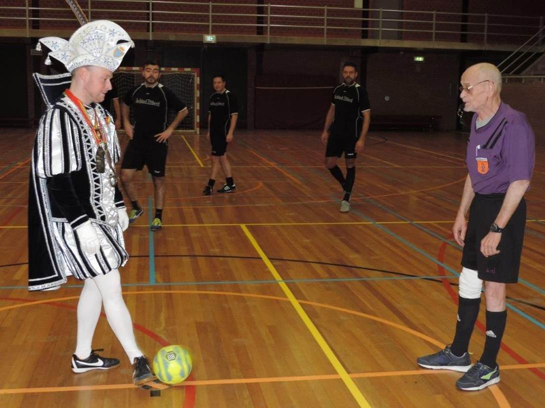 Afbeelding met persoon, schoeisel, kleding, sportuitrusting
Door AI gegenereerde inhoud is mogelijk onjuist.