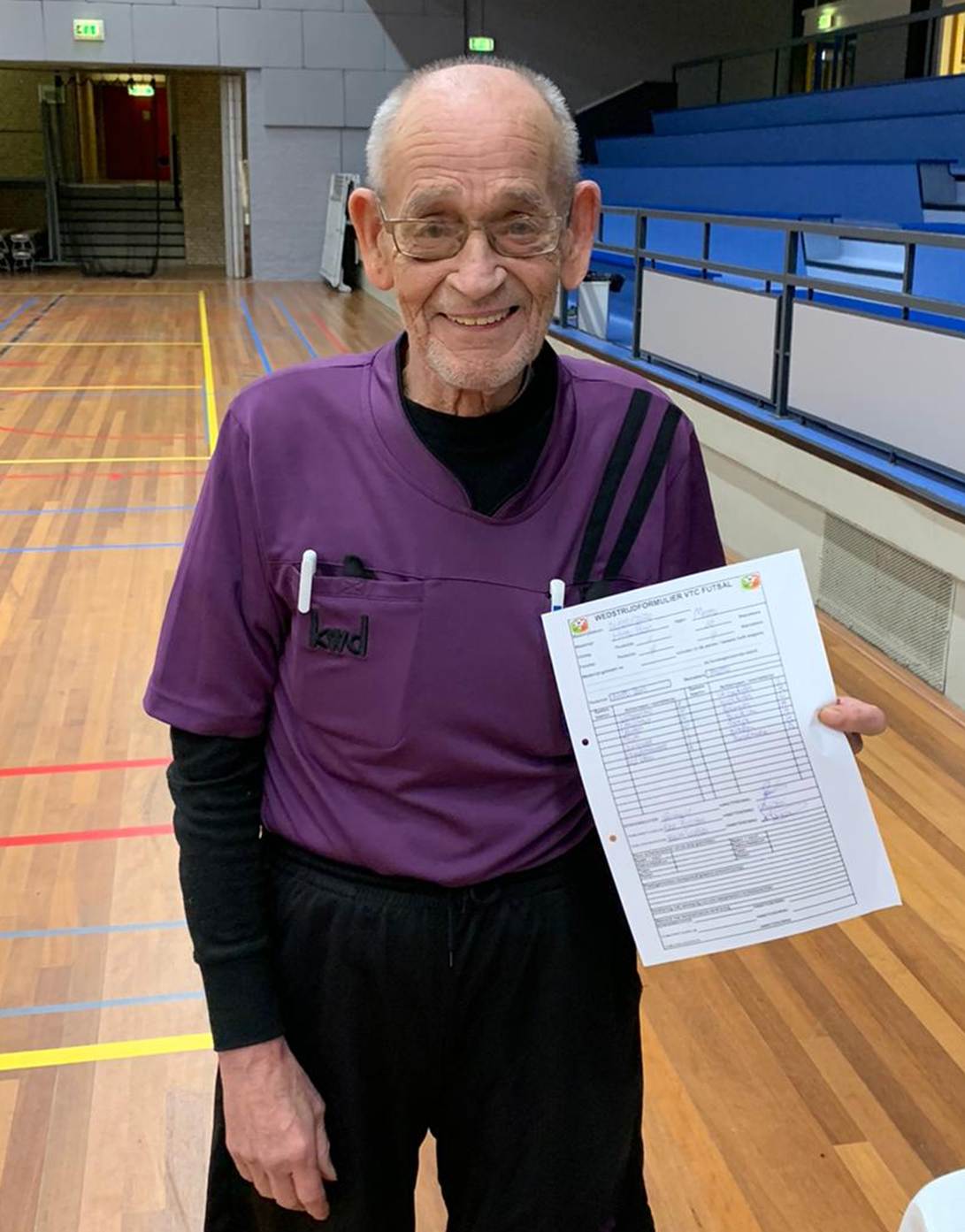 Afbeelding met persoon, kleding, glimlach, vloer
Door AI gegenereerde inhoud is mogelijk onjuist.