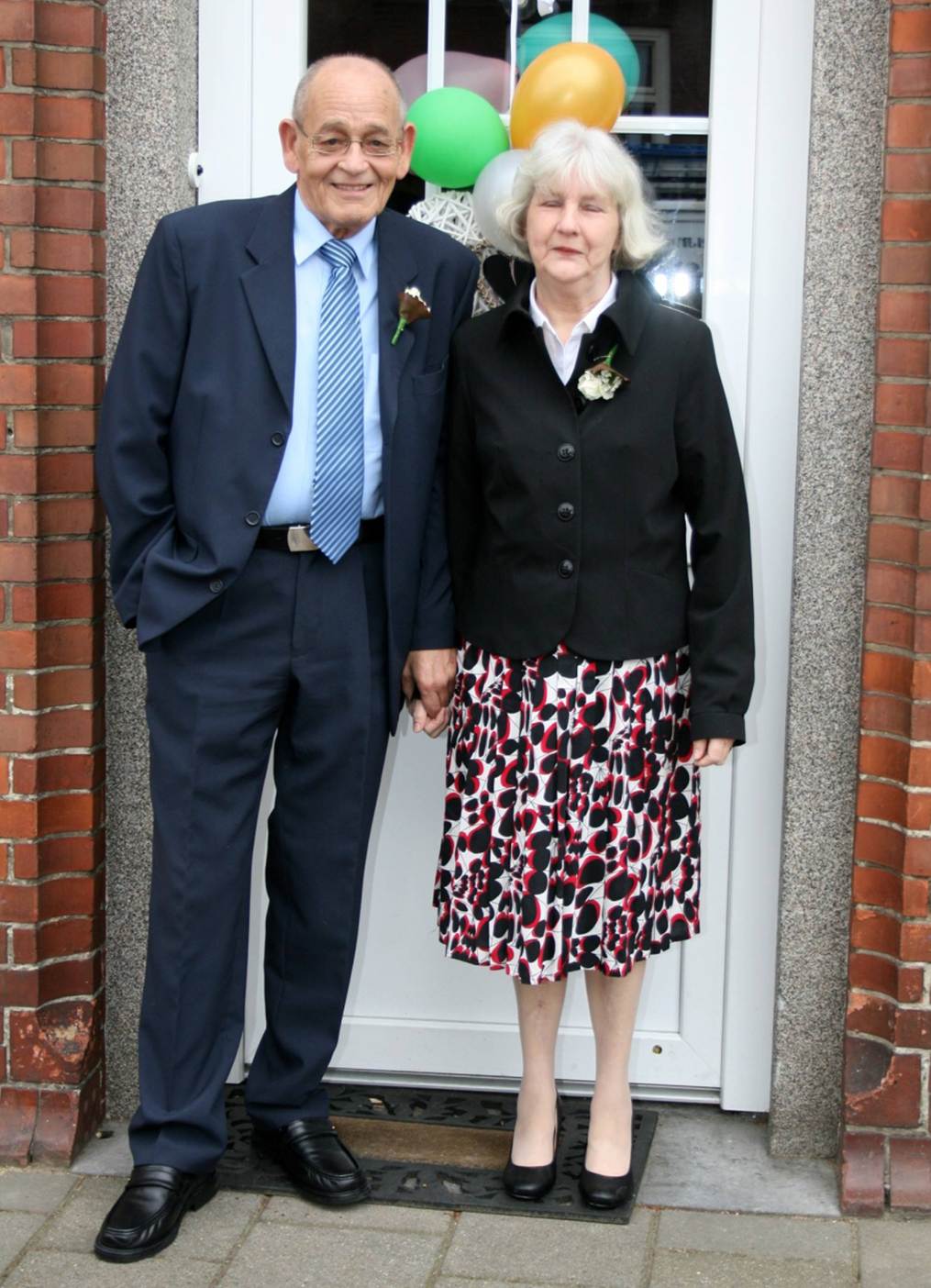 Afbeelding met persoon, kleding, glimlach, schoeisel
Door AI gegenereerde inhoud is mogelijk onjuist.