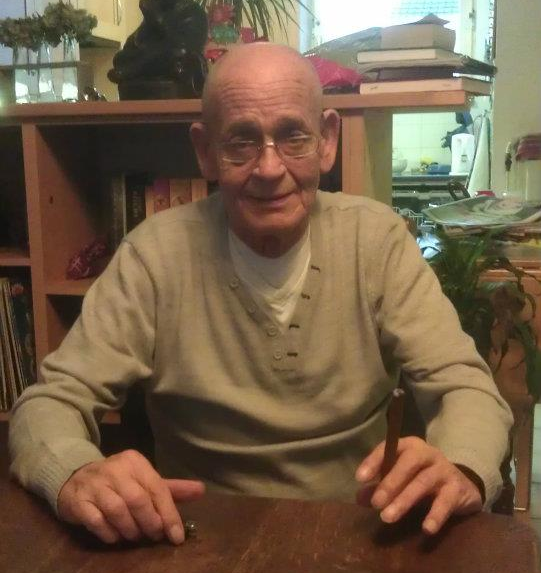 Afbeelding met persoon, Menselijk gezicht, kleding, overdekt
Door AI gegenereerde inhoud is mogelijk onjuist.